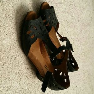 Cobb Hill 8.5 wide t strap low heels